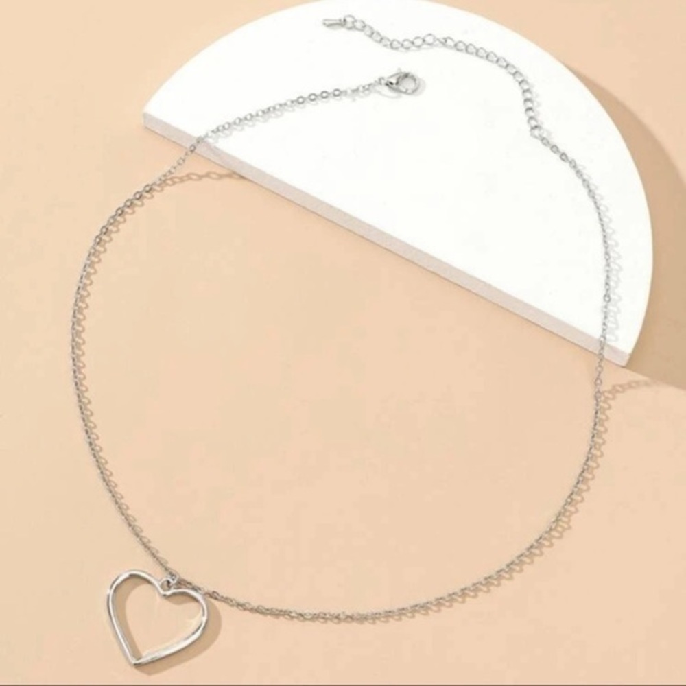 3/$30 🤍 Heart Necklace